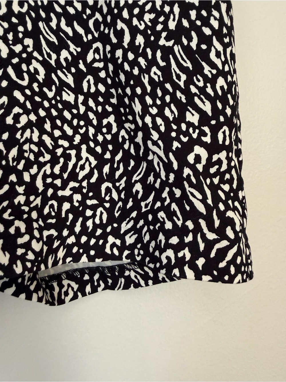 89th & Madison Black and White Animal Print Jean Shorts Size 6 - Picture 7 of 13